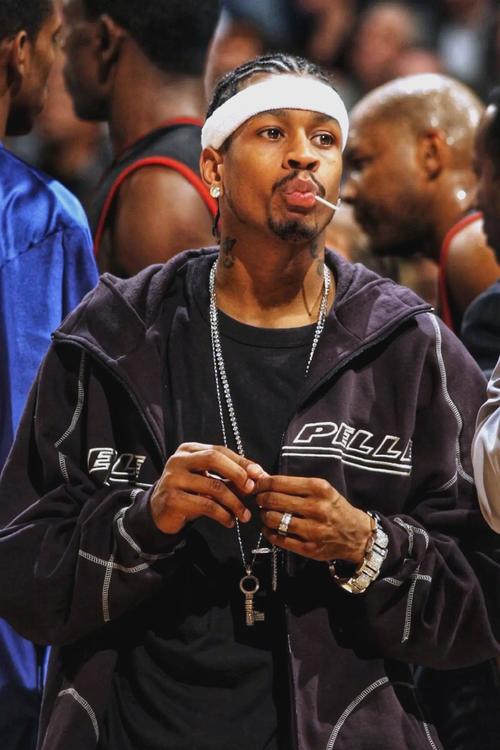 国王半场三分15中5，威少命中3球拿到11分（半场战报：国王三分15投5中，威少命中3球砍下11分）