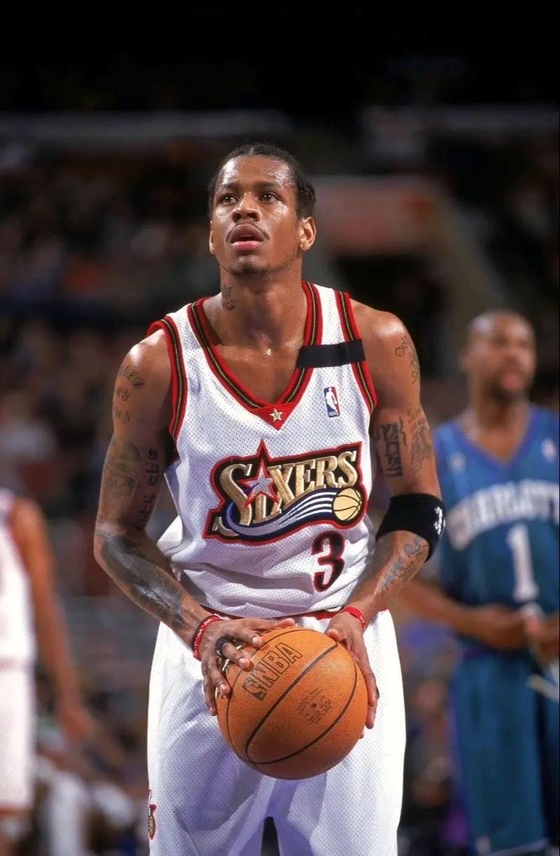 大心脏！杰伦·约翰逊三分再中 帮助老鹰追到仅差1分（关键时刻！杰伦·约翰逊再中三分，老鹰将分差缩至1分）