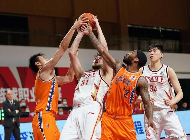 是否需要一名搭档组成双前锋？弗拉霍维奇：这要看教练的决定（是否配双前锋？弗拉霍维奇：由主帅决定）