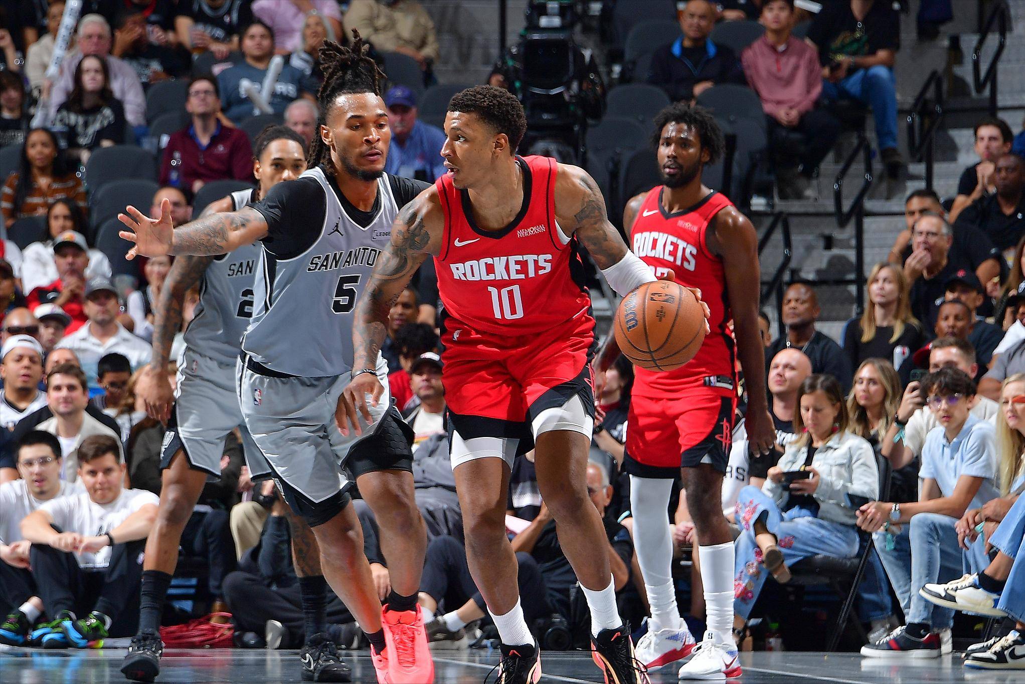 莱比锡6-0大胜法兰克福，迪奥曼德戴帽，鲍姆加特纳一射两传（莱比锡6-0横扫法兰克福，迪奥曼德上演帽子戏法，鲍姆加特纳一射两传）