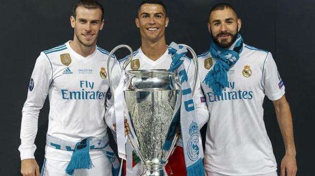 念念有词！贺希宁反击一条龙打进漂亮拉杆上篮 抱怨判罚吃T（嘴上不停！贺希宁快攻一条龙上演精彩拉杆上篮 因抱怨判罚吃到技术犯规）