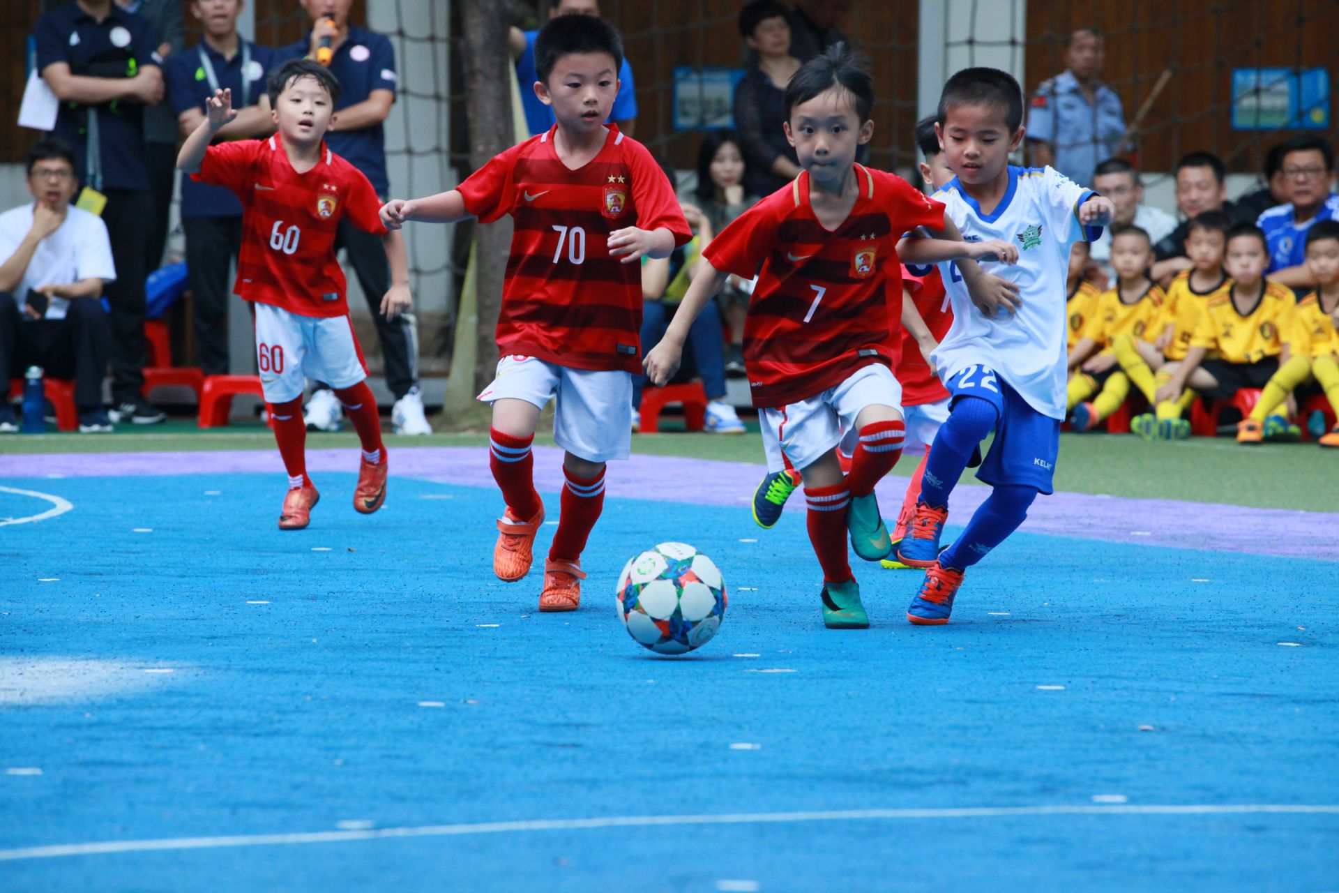 科隆1-1圣保利，赛义德-马拉先拔头筹，杰德-琼斯扳平比分（科隆1比1战平圣保利：赛义德-马拉首开纪录，杰德-琼斯追平比分）