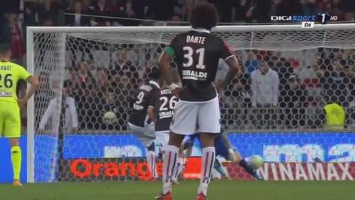 汤普森14分＆弗拉格低迷，独行侠半场4分领先（汤普森拿下14分，弗拉格状态低迷，独行侠半场领先4分）