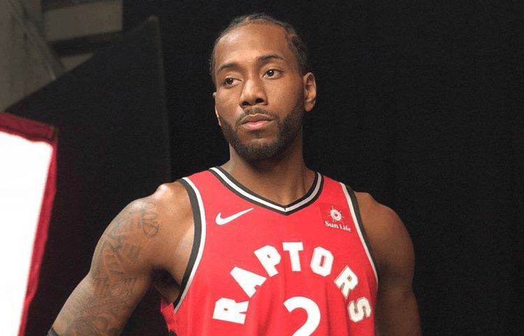 德甲生涯第10次戴帽，凯恩赛后将比赛用球带走收藏（凯恩德甲生涯第10次上演帽子戏法，赛后将比赛用球带回珍藏）