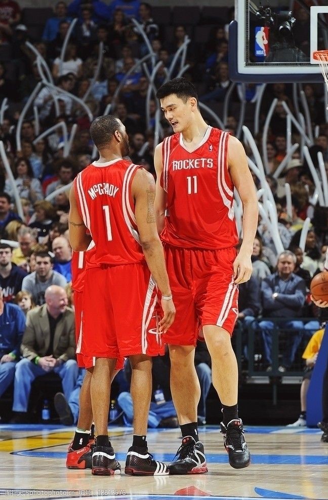 C罗为合作的AI网站宣传，视频中梅罗之争再次成为话题（C罗为合作AI平台拍宣传片，视频引发梅罗之争再度热议）