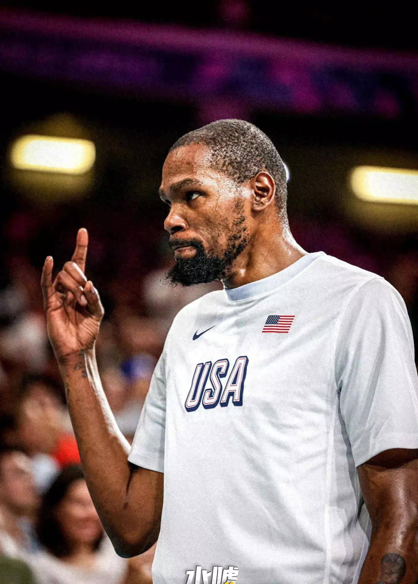 格雷米奥扳平后，主帅梅内塞斯与球迷发生口角并向其竖中指（格雷米奥追平后，主帅梅内塞斯与球迷口角并做出竖中指手势）