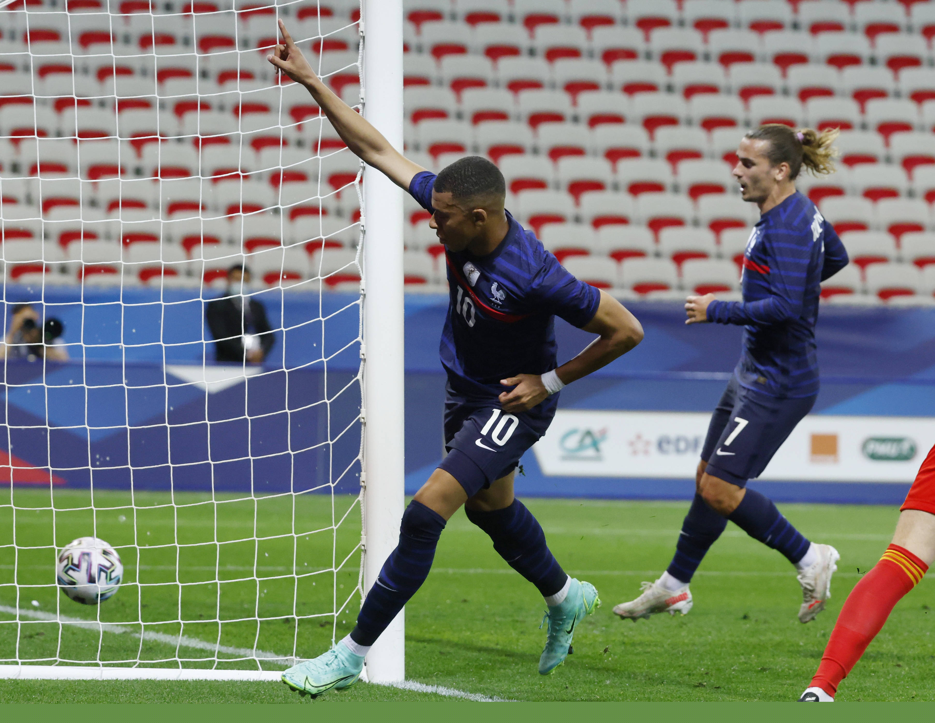 徐江评申花错失冠军：管理层决策有问题，领先时选择足协杯（徐江：申花丢冠因管理层误判，领先时转攻足协杯）