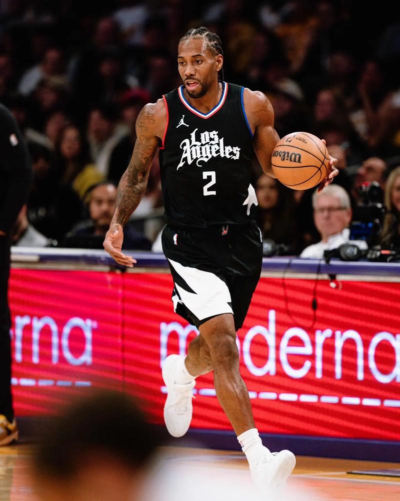 篮球篮网球员赛前热身状态良好（篮网队球员赛前热身状态上佳）