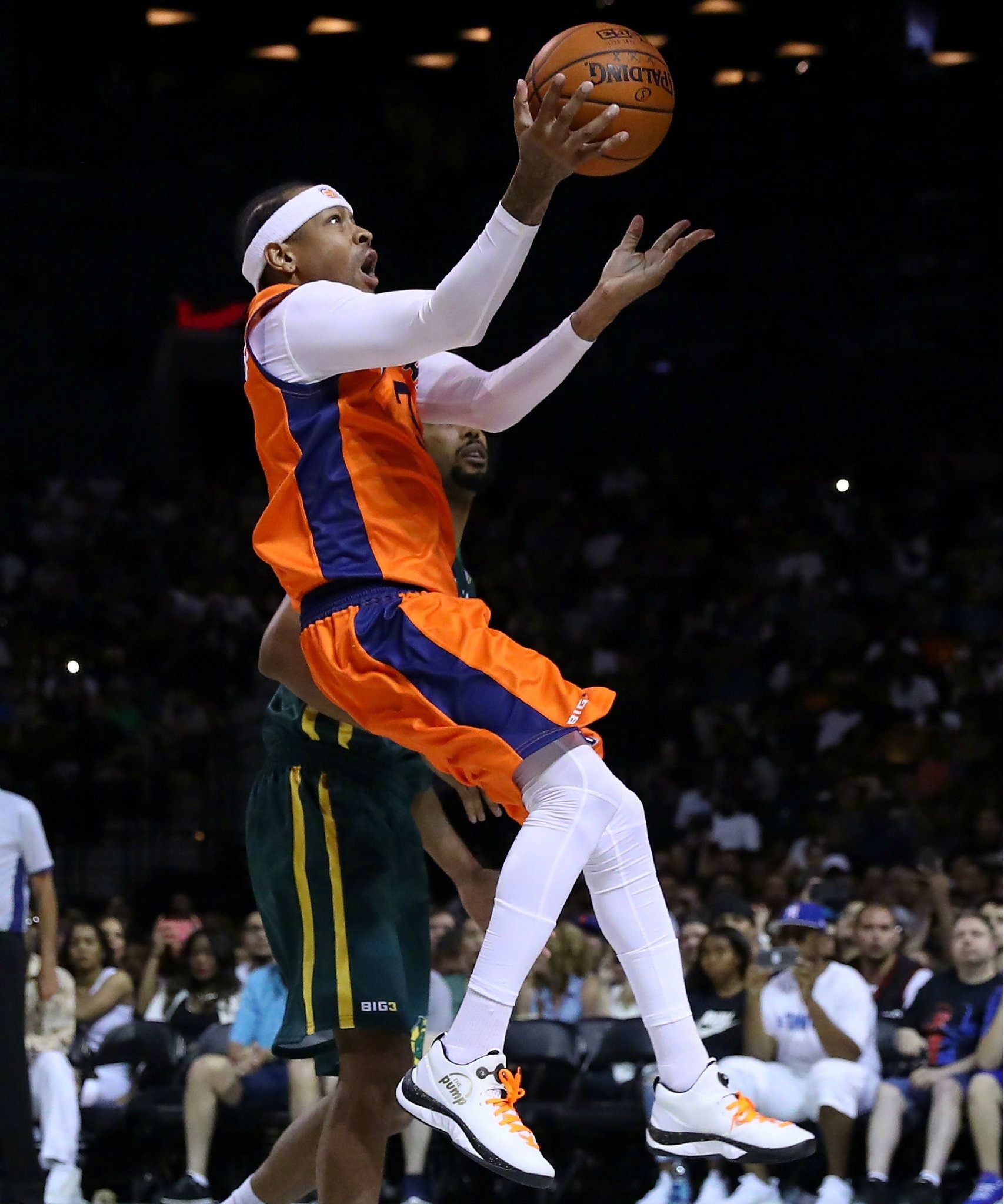 篮球火箭主力后卫被评为月最佳球员（火箭队首发后卫当选本月最佳球员）