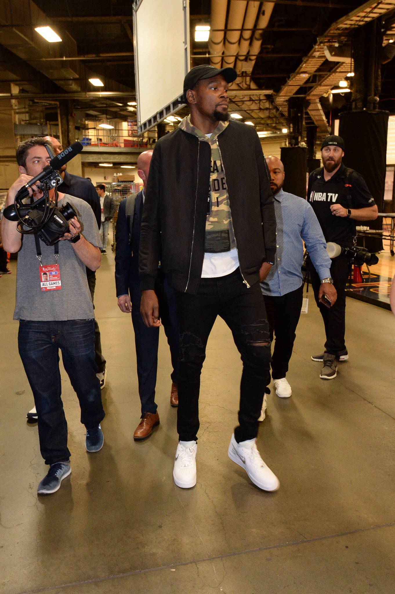 美记：黄蜂有意交易塞克斯顿，森林狼是值得关注的潜在下家（美媒：黄蜂拟交易塞克斯顿，森林狼或成值得关注的潜在下家）