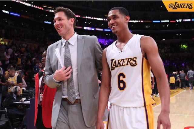 船记：我本以为对阵灰熊胜券在握，快船总能找到输球的办法（船记：原以为对灰熊稳操胜券，快船偏偏总能自找败局）