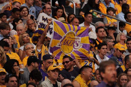 西甲：巴萨客场3-1战胜赫罗纳（西甲客场告捷：巴萨3-1力克赫罗纳）