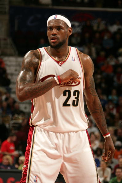 德媒：由于手指受伤，诺伊尔近两场都佩戴特制的四指手套参赛（德媒：手指伤势影响，诺伊尔连续两场戴特制四指手套出战）