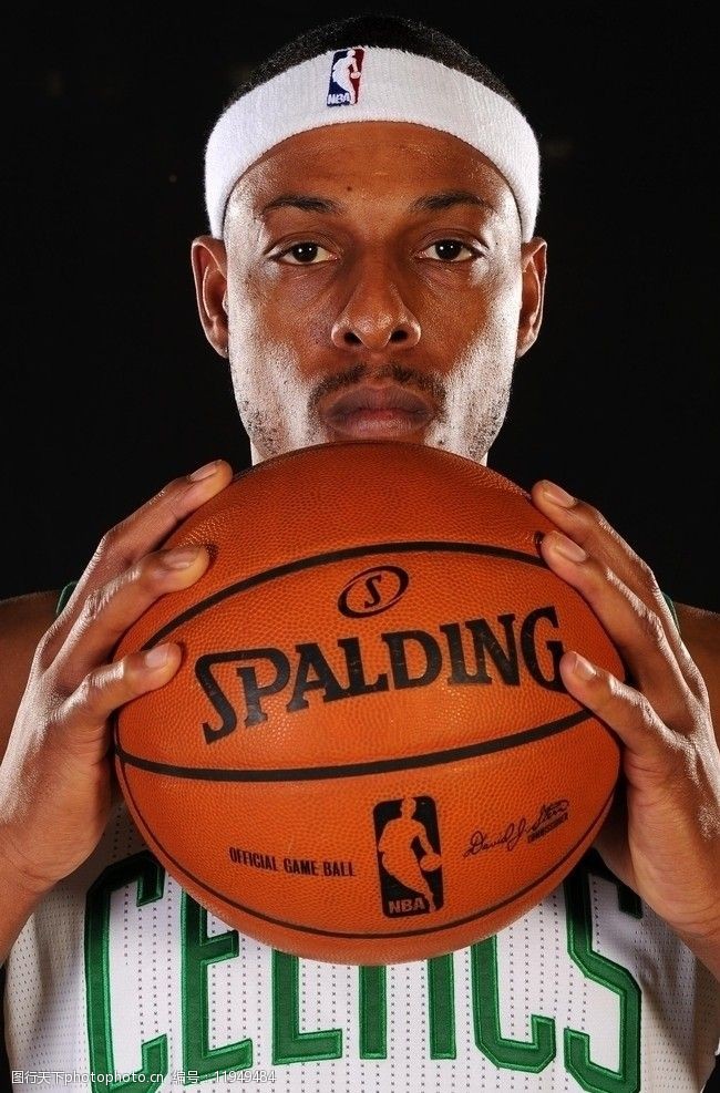 没绷住，1米95的哈兰德看到1米75的居莱尔角球盯防自己后笑了（1米95的哈兰德见1米75的居莱尔角球盯防，没忍住笑了）