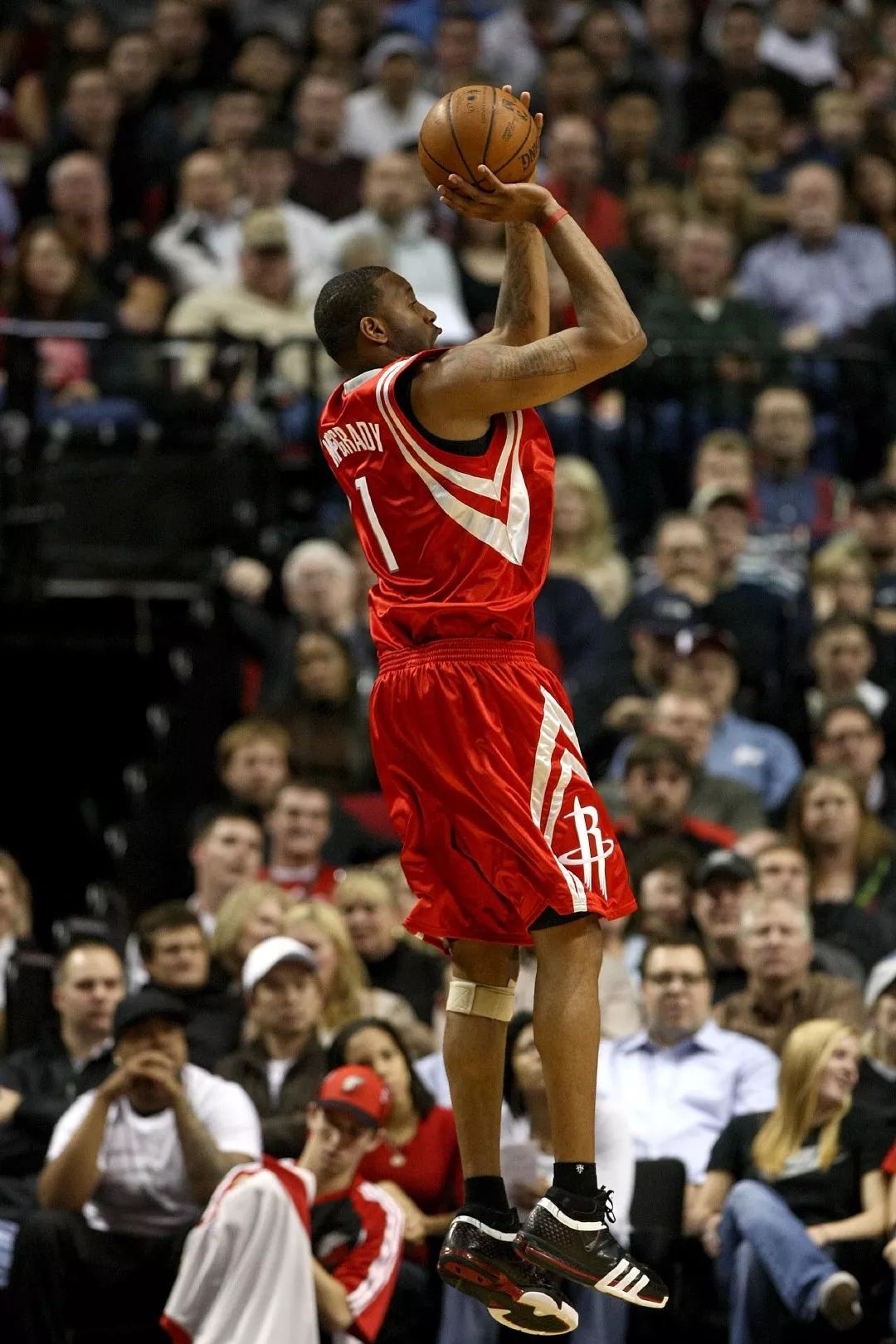 尤文大巴玻璃再次被洪水球迷砸碎！（尤文大巴车窗再度遭洪水球迷砸碎）