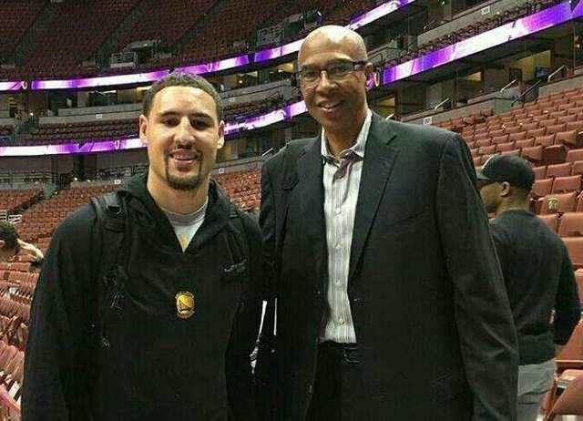 从手足无措到游刃有余，齐达内在公园学着踢毽子（齐达内在公园练踢毽子，从生疏到娴熟）