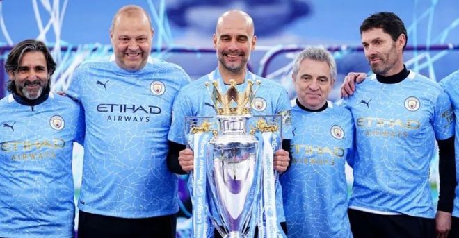 葡超比赛一球员受伤需要担架，对方球员帮忙传递担架吃黄牌（葡超争议一幕：球员伤退需担架，对手递担架反吃黄牌）